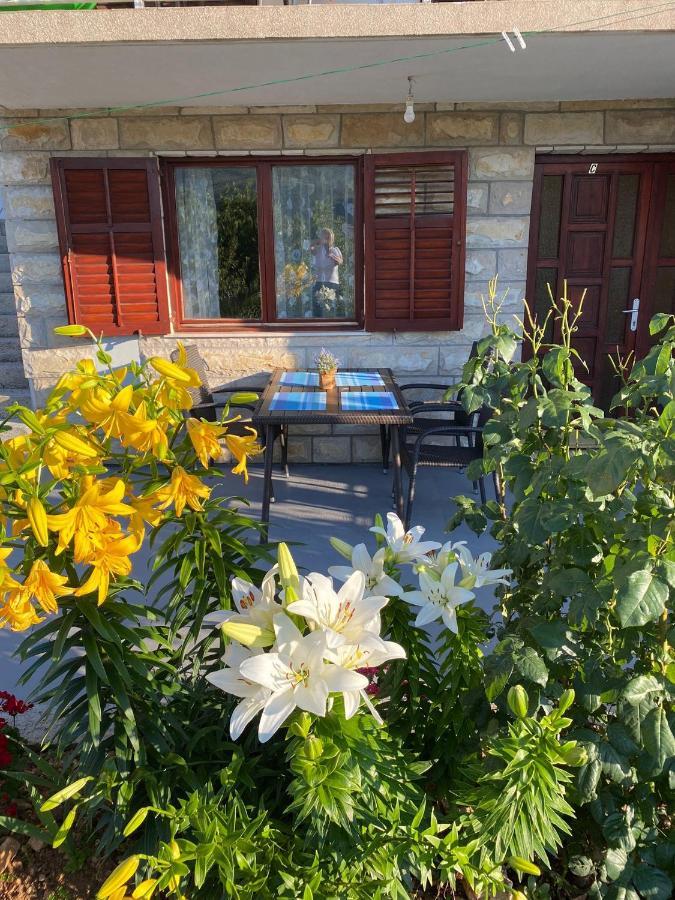 Apartmani I & J Seric Seget Vranjica Exterior photo